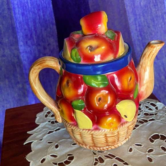 Vintage Apples in basket ceramic tea pot - Picture 2 of 8